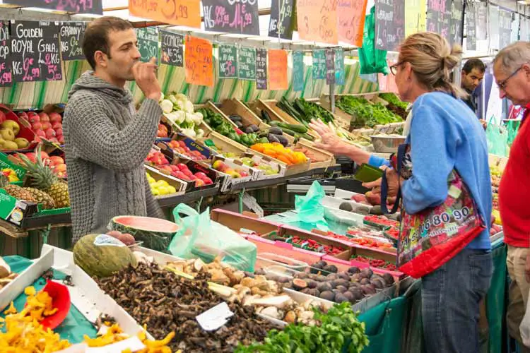 When Can You Shop at a Farmers Market vs Grocery Store